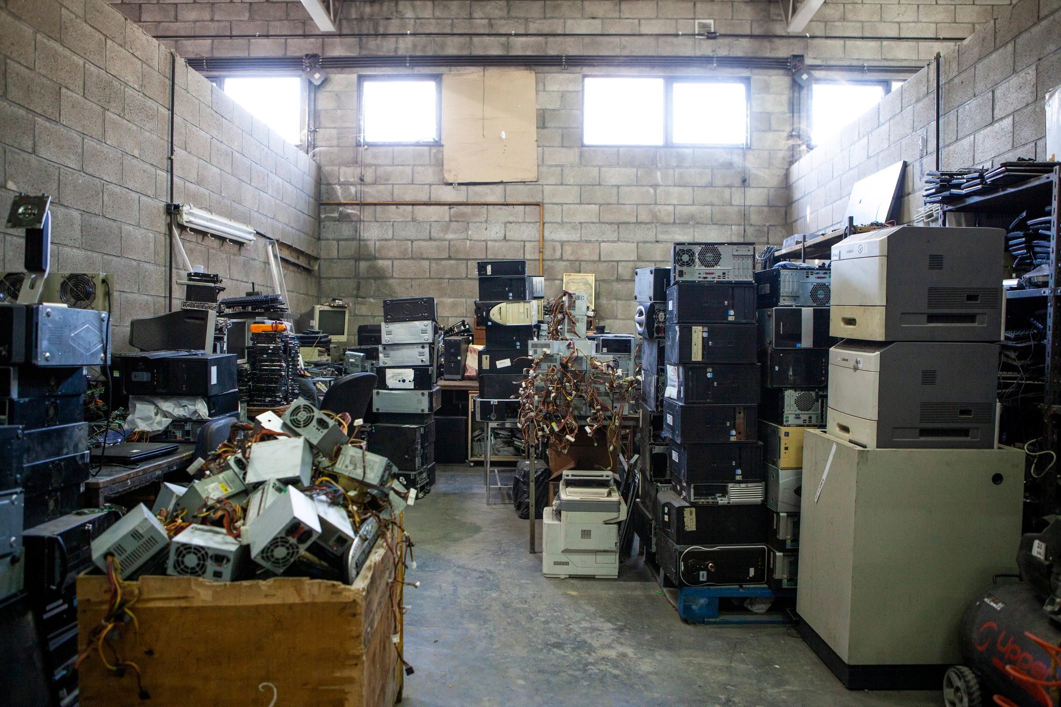 Metal recycling facility with sorted electronic and metal materials
