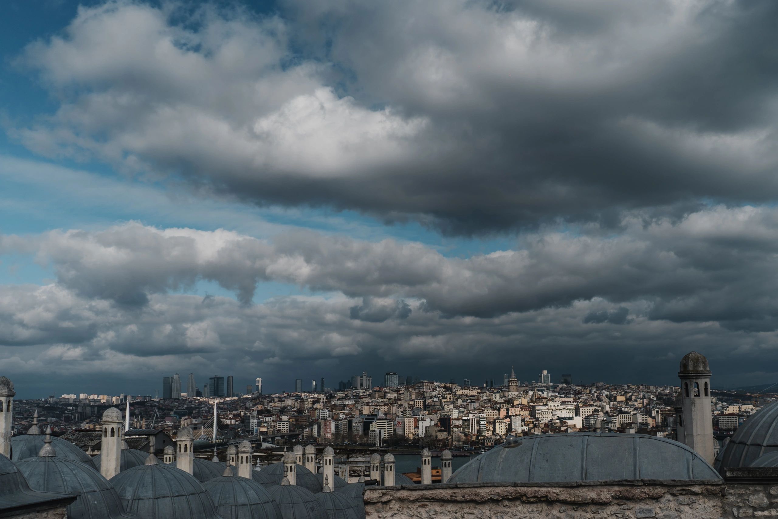 İstanbul şehir silüeti ve hizmet ağı görseli